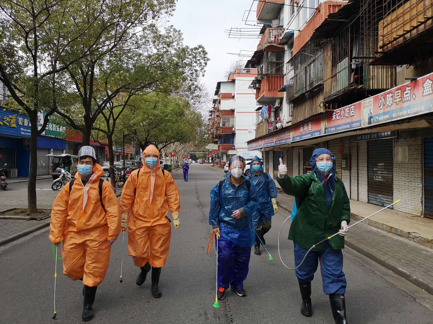 3月2日一大早，碧水集團、產(chǎn)業(yè)公司石化社區(qū)消殺小隊開始了一天的工作.jpg